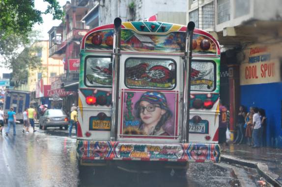 Típico ônibus urbano em Colón, no Panamá